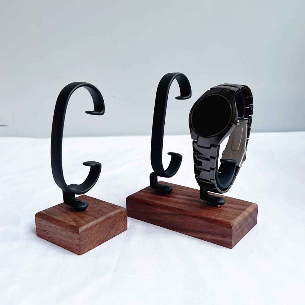 حامل عرض ساعات على شكل حرف C،  - مراجعة Jewelry And Watches Inc وسعره